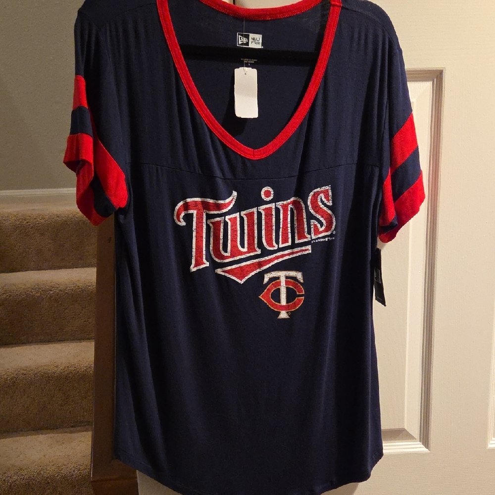 New FIfth & Ocean Navy and Red Graphic V-Neck Tee